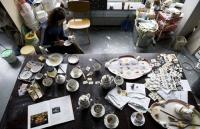 Vika Mitrichenka i sin ateljé i Amsterdam. Bilden lånad från www.frozenfountain.nl