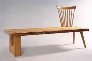Vacker bänk med högsäte av Per Brandstedt. Bild lånad från www.brandstedt.se.