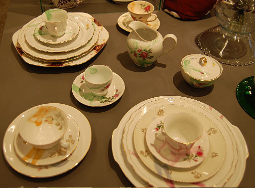 Holländska Esther Derkx återanvänder gammalt porslin, som hon trycker nya mönster på. Fint som bara den.