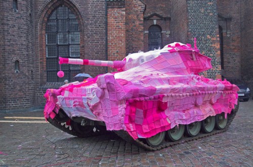 Stridsvagnsprojektet Pink M.24 Chaffe består av ett hölje med 4000 stickade rosa rutor. Det är en protestaktion mot kriget i Irak. (Foto www.marianneart.dk)
