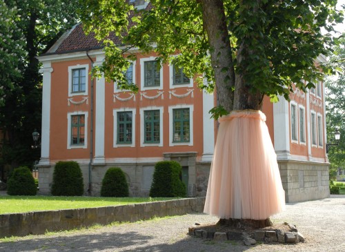 Bea Szenfeldt är aktuell just nu i Lund; utanför Kulturen har hon klätt in sex träd - foto Viveka Ohlsson Kulturen i Lund