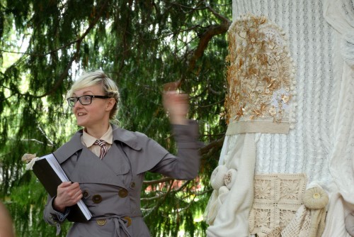 Bea Scenfeldt med sin installation Folkdräktsträditioner. (Foto Viveka Ohlsson Kulturen i Lund)