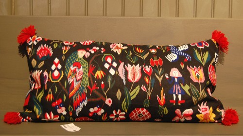 Företaget Lejondolken trycker klassiska skånska yllebroderier på tyg - innovativt och ofta mycket fint. (Foto Kurbits)