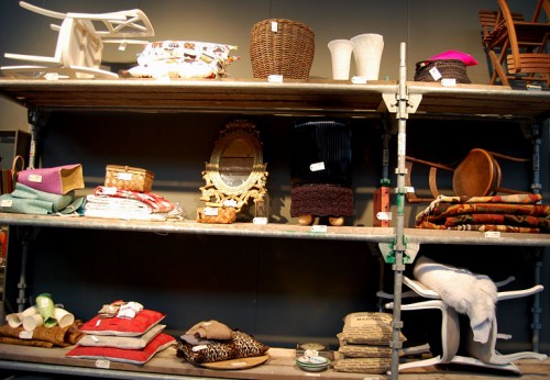 Detalj från en av de stora bagagehyllorna i entréutställningen, gjord av stylisten Paula Malm. (Foto Kurbits)