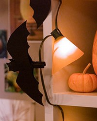 Små fladdermöss på klädnypor blir dekorativt inför Halloweenhelgen...tipset kommer från Martha Stewart förstås. Bilden hämtad från www.marthastewart.com.