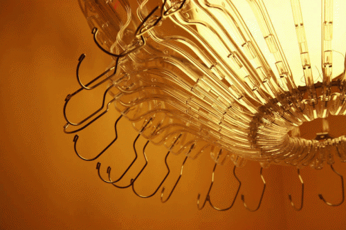 galglampa Kanadensiska duon Organelle Design gör lampan Hangelier av återbrukade plastgalgar. (Foto www.organelledesign