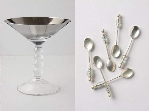 Glas med kupa i aluminium, platina och titan. Till höger små fina kaffeskedar. 