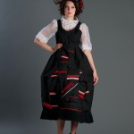 Vinnardräkten från Dalarna. Hanna Johansson Frostell från Konstfack vann tävlingen Folkdräkt 2.0. (Foto www.svenskaturistforeningen.se)