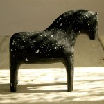 Trähäst av Niklas Karlsson, finns att köpa i hans nya webbshop. (Foto Niklas Karlsson)