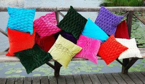 Karina Eskilsson Kuddar i smockteknik av Karina Eskilsson (Foto www.karinaeskilsson.se)