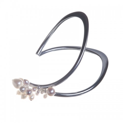 Armband av Caroline Lindholm, visas på Nutida Svenskt Silver. (Foto Fredrik Wahlberg)