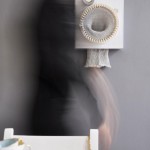 En blandning mellan gökur och stickmaskin - 365 knitting clock av Siren Elise Wilhelmsen. (Foto Miriam Lehnart)