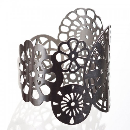 Spetsarmband i silver av Petra Schou, visas på Nutida Svenskt Silver. (Foto Fredrik Wahlberg)