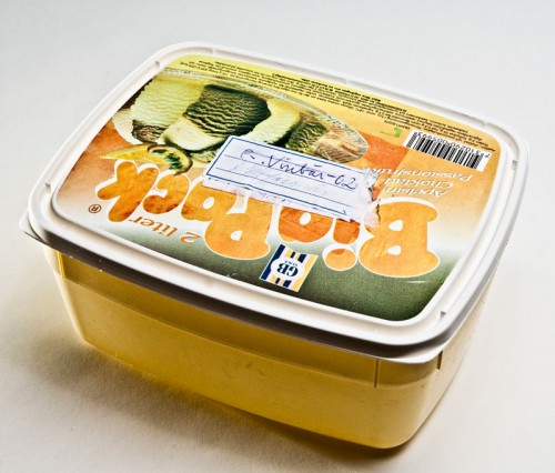 Glassförpackningen ”Big Pack”, formgiven av Carl-Arne Breger 1970. Ingår i Nordiska museets utställning Plast. (Foto Mats Landin ©Nordiska museet)