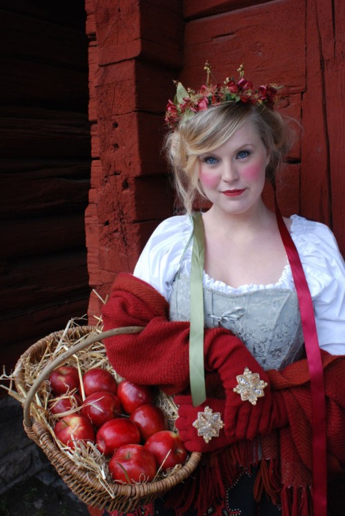 Skravelkrona med inspiration från 1800-talets allmoge. (Foto www.kronmakaren.se)