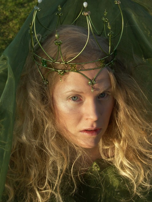 Alver och väsen får kronor från Kronmakaren. (Foto www.kronmakaren.se)