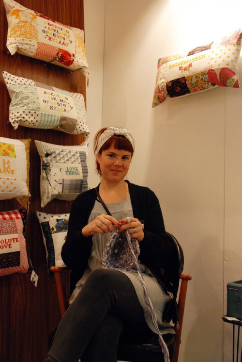 Cecilia Wendin i sin monter på hemmässan. Observera den fina kudden ovanför henne, det är här i Bagis det händer, jag säger då det... (Foto Hanna Dahlquist)