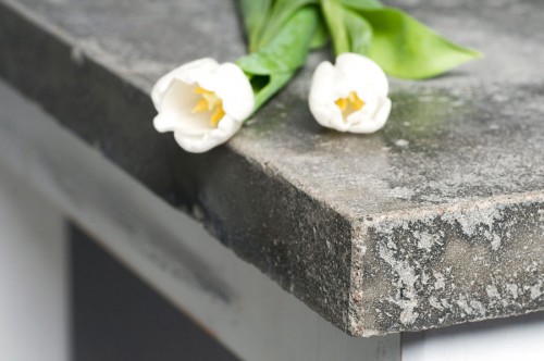 Detaljbild av badrumsskiva i skiffer. (Foto Design S Hilmersson AB)