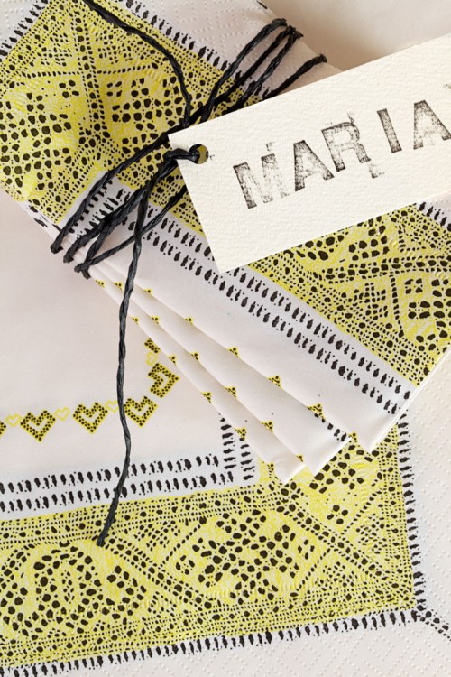 Vackert vid bordet med servetten Knyppelduk. (Foto Anders Ekert/Gladeholm)