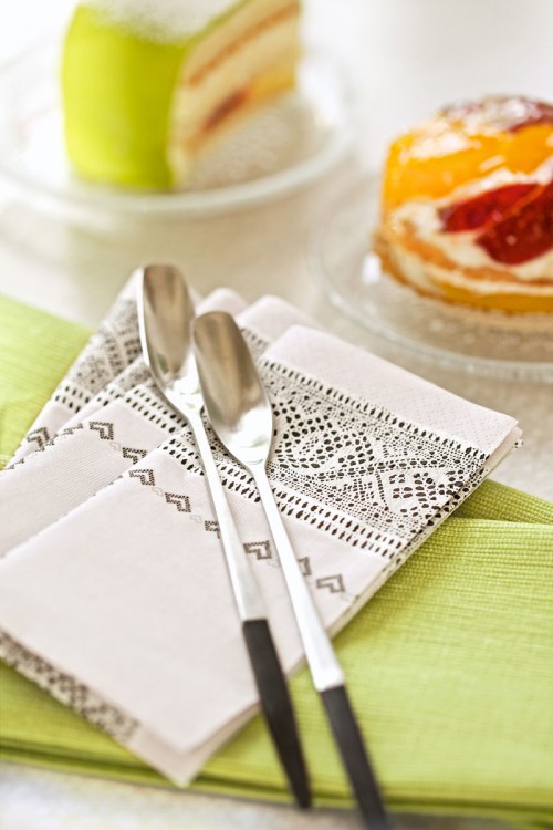 Vackert vid bordet med servetten Knyppelduk. (Foto Anders Ekert/Gladeholm)