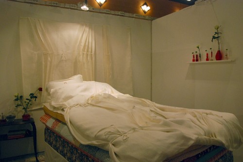 Vacker säng av Malin Åkerblom; så fin idé att skapa liv och tredimensionalitet på oväntat ställe, sängen. (Foto Kurbits)