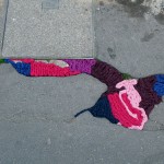 Närbild av Juliana Santacruz Herreras garngraffiti. (Foto Juliana Santacruz Herreras@Flickr)