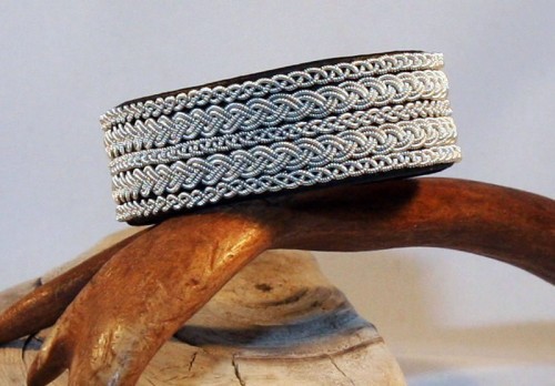 Susanne Vikbergs tennarmband finns hos Shop in Lapland. (Foto www.shopinlapland.com)