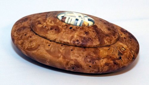 Gunvor Guttorms smyckesdosa i masurbjörk. (Foto www.shopinlapland.com)