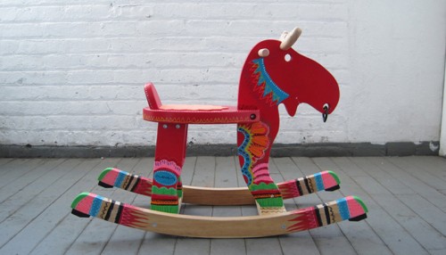 gunghäst Brooklynbaserade Fliffa piffar dina Ikeamöbler. Här gunghästen Ekorre. (Foto www.fliffa.com)