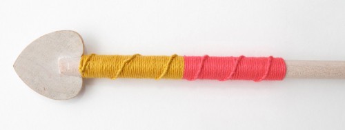 Senaste piltillskottet - med broderier och garn. (Foto http://redjetwhistle.blogspot.com)