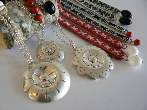 kurbits Smycken med allmogeinspiration, från Susanne Burelo. (Foto http://susanneburelo.com)