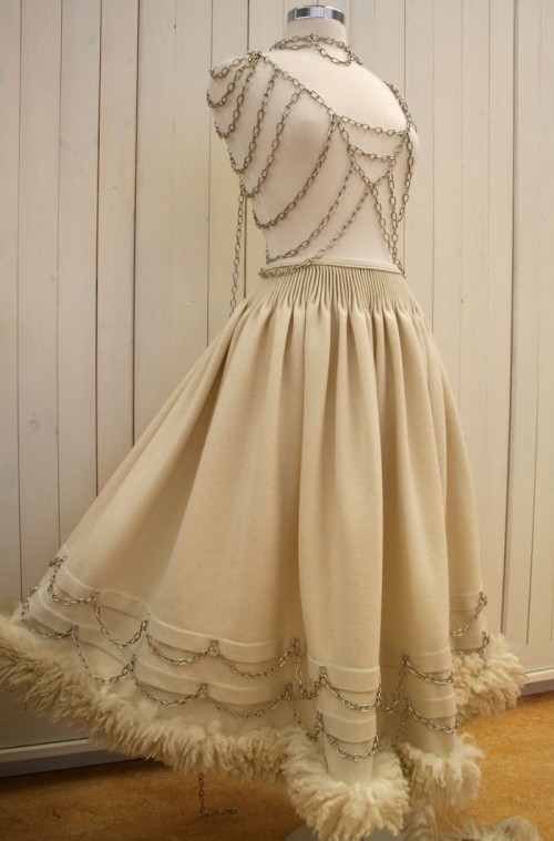 Skånska folkdräkter har fått nya tolkningar av elever vid Sätergläntan. (Foto Sätergläntan)