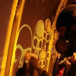 Reverse graffiti-taggaren Alexandre Orion in action med skurtrasa och svamp. (Foto Gilberto Topcewski)