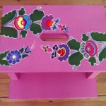 En pall med eget kurbitsmåleri, av Johanna. (Foto Johanna Arnwald)