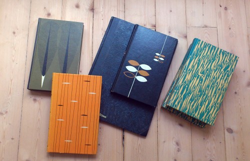 Loppisfynd på bokavdelningen. Kan bli riktigt bra till mitt nästa projekt. Eller som sträckläsning, vad vet jag. (Foto Kurbits)