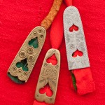 Visst står det 1828 på mittersta nålhuset? I koppar. Man visste hur man skulle förvara sina nålar förr. Ur den kommande vol 2 av Scandinavian Folklore. (Foto Laila Durán)