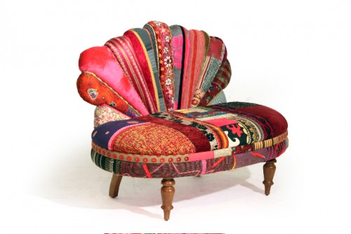 Soffan heter Peacock, man kan ju förstå varför. Libanesiska Bokja gör häpnadsväckande kreationer av gamla möbler och gamla textilier. (Foto Bokja)