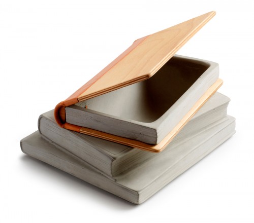 Tove Admans fascination för betong består, här mixat med trä förvisso. Lurig boklåda. (Foto Tove Adman)