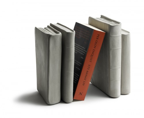 Bokstöd i betong från Tove Adman. (Foto Tove Adman)