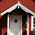 Snickarglädjen Love Birds ger din röda lilla stuga rätt allmogetouch i ett huj. (Foto Lillemor Kax)