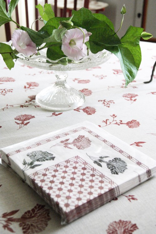 Duk och servett i mönstret Åkervinda, ny design med gammal förlaga i en huvudduk från Mora. Design in Mora ligger bakom. (Foto Ingrid Herrdin)