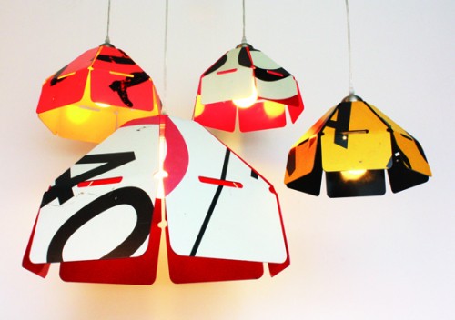 Av avlagda vägskyltar gör Brett Coelho hängande lampor. (Foto Brett Coelho)