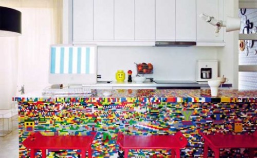 Legoköket är byggt kring en köksö från Ikea. (Foto Inhabitat)