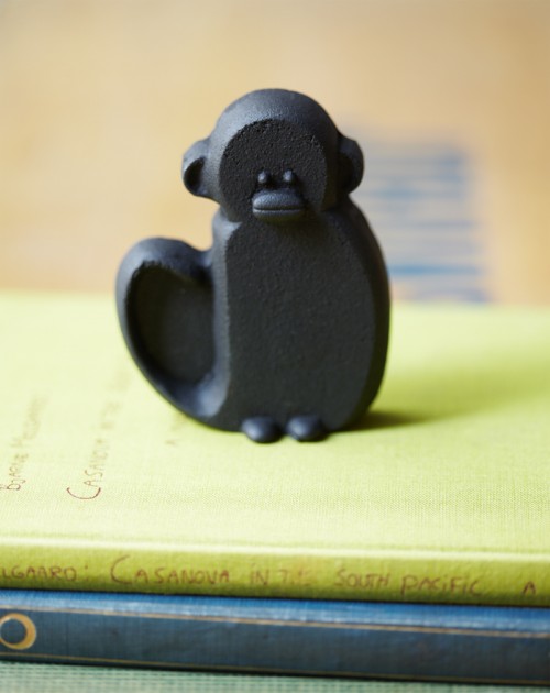 Apan Hugo är pressen som håller dina papper på plats. I gjutjärn, från HappySthlm, tillverkad på Skeppshults gjuteri i Småland. (Foto Wilma&friends)