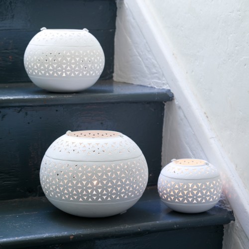 Ljuslykta i metall med handskuret mönster. Tillverkad enligt Fair Trade. (Foto Wilma&friends)