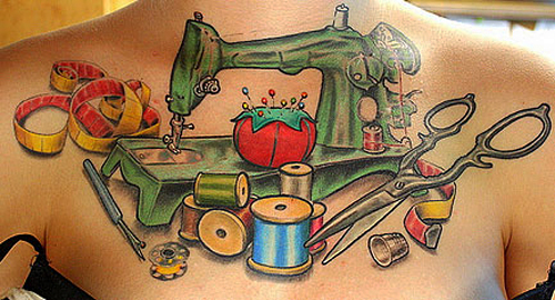 Slöjdtatueringar - ingår i dagens föredrag. Flickranvändaren The Dainty Squid har en symaskin på bröstet. (Foto The Dainty Squid/Flickr)