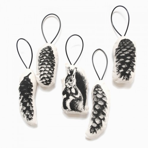 Ekorrpynt och kottpynt till granen, från Ferm Living. (Foto Ferm Living)