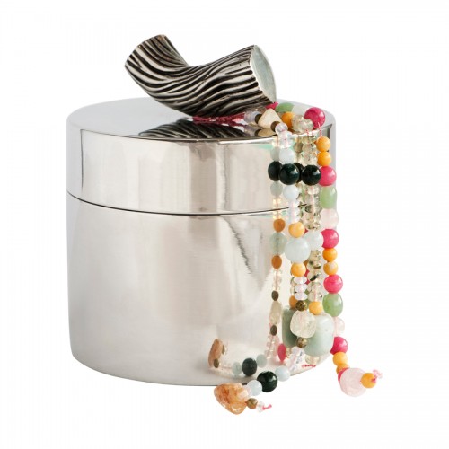 Tennburk av Jakob Solgren för Svenskt Tenn. Det handgjorda pärlbandet kommer med burken i ett fåtal exemplar. (Foto Svenskt Tenn)