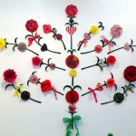 Eva Davidssons materialblandning är fin, smidesstjälkar och tygblommor blir till installation direkt på väggen. (Foto Kurbits)