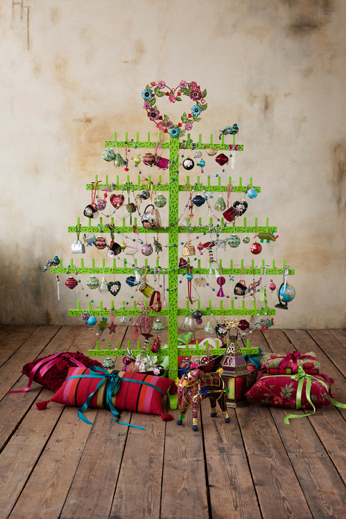 Julträd från Indiska, med allsorts glittrigt och färgstarkt pynt. (Foto Indiska)